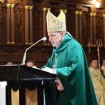 17.10.2021. Sandomierz. Msza święta w bazylice katedralnej w Sandomierzu  z okazji rozpoczęcia synodu ogłoszonego przez papieża Franciszka. Na zdjęciu: biskup Krzysztof Nitkiewicz - ordynariusz diecezji sandomierskiej / ks. Wojciech Kania / sekretarz biskupa Krzysztofa Nitkiewicza