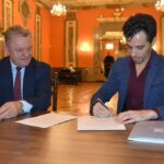 13.10.2021. Kielce. Podpisanie umowy o współpracy pomiędzy Jacek Sabatem - dyrektorem WDK (z lewej) a Marcosem de Limą / Krzysztof Herod