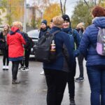 23.10.2021. Końskie. Zbiórka uczestników rajdu przed starostwem powiatowym / Magdalena Galas-Klusek / Radio Kielce