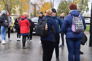 23.10.2021. Końskie. Zbiórka uczestników rajdu przed starostwem powiatowym / Magdalena Galas-Klusek / Radio Kielce