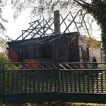 26.10.2021. Błotnica. Zgliszcza domu, który spłonął w pożarze / Magdalena Galas-Klusek / Radio Kielce