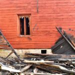 26.10.2021. Błotnica. Zgliszcza domu, który spłonął w pożarze / Magdalena Galas-Klusek / Radio Kielce