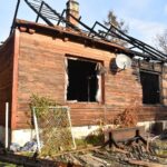 26.10.2021. Błotnica. Zgliszcza domu, który spłonął w pożarze / Magdalena Galas-Klusek / Radio Kielce