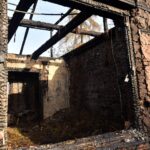 26.10.2021. Błotnica. Zgliszcza domu, który spłonął w pożarze / Magdalena Galas-Klusek / Radio Kielce