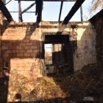 26.10.2021. Błotnica. Zgliszcza domu, który spłonął w pożarze / Magdalena Galas-Klusek / Radio Kielce