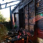 26.10.2021. Błotnica. Zgliszcza domu, który spłonął w pożarze / Magdalena Galas-Klusek / Radio Kielce