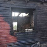 26.10.2021. Błotnica. Zgliszcza domu, który spłonął w pożarze / Magdalena Galas-Klusek / Radio Kielce