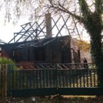 26.10.2021. Błotnica. Zgliszcza domu, który spłonął w pożarze / Magdalena Galas-Klusek / Radio Kielce