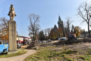 27.10.2021. Końskie. Rynek. Pomnik Tadeusza Kościuszki / Magdalena Galas-Klusek / Radio Kielce