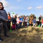 27.10.2021. Końskie. Akcja sadzenia drzew miododajnych / Magdalena Galas-Klusek / Radio Kielce