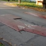 07.10.2021. Kielce. Uszkodzony próg zwalniający na ulicy Marszałkowskiej / Marcin Marszałek / Radio Kielce