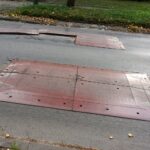 07.10.2021. Kielce. Uszkodzony próg zwalniający na ulicy Marszałkowskiej / Marcin Marszałek / Radio Kielce