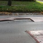 07.10.2021. Kielce. Uszkodzony próg zwalniający na ulicy Marszałkowskiej / Marcin Marszałek / Radio Kielce