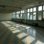 07.10.2021. Kielce. Dawna Szkoła Podstawowa nr 30. Pomieszczenia w jednym z pawilonów, gdzie mają powstać mieszkania komunalne / Marcin Marszałek / Radio Kielce