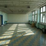 07.10.2021. Kielce. Dawna Szkoła Podstawowa nr 30. Pomieszczenia w jednym z pawilonów, gdzie mają powstać mieszkania komunalne / Marcin Marszałek / Radio Kielce