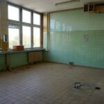 07.10.2021. Kielce. Dawna Szkoła Podstawowa nr 30. Pomieszczenia w jednym z pawilonów, gdzie mają powstać mieszkania komunalne / Marcin Marszałek / Radio Kielce