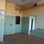 07.10.2021. Kielce. Dawna Szkoła Podstawowa nr 30. Pomieszczenia w jednym z pawilonów, gdzie mają powstać mieszkania komunalne / Marcin Marszałek / Radio Kielce