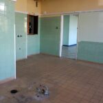 07.10.2021. Kielce. Dawna Szkoła Podstawowa nr 30. Pomieszczenia w jednym z pawilonów, gdzie mają powstać mieszkania komunalne / Marcin Marszałek / Radio Kielce