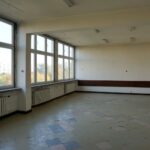 07.10.2021. Kielce. Dawna Szkoła Podstawowa nr 30. Pomieszczenia w jednym z pawilonów, gdzie mają powstać mieszkania komunalne / Marcin Marszałek / Radio Kielce