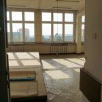 07.10.2021. Kielce. Dawna Szkoła Podstawowa nr 30. Pomieszczenia w jednym z pawilonów, gdzie mają powstać mieszkania komunalne / Marcin Marszałek / Radio Kielce