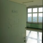 07.10.2021. Kielce. Dawna Szkoła Podstawowa nr 30. Pomieszczenia w jednym z pawilonów, gdzie mają powstać mieszkania komunalne / Marcin Marszałek / Radio Kielce