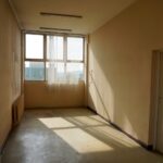 07.10.2021. Kielce. Dawna Szkoła Podstawowa nr 30. Pomieszczenia w jednym z pawilonów, gdzie mają powstać mieszkania komunalne / Marcin Marszałek / Radio Kielce