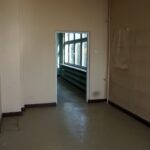 07.10.2021. Kielce. Dawna Szkoła Podstawowa nr 30. Pomieszczenia w jednym z pawilonów, gdzie mają powstać mieszkania komunalne / Marcin Marszałek / Radio Kielce