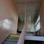 07.10.2021. Kielce. Dawna Szkoła Podstawowa nr 30. Pomieszczenia w jednym z pawilonów, gdzie mają powstać mieszkania komunalne / Marcin Marszałek / Radio Kielce