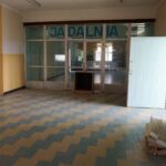 07.10.2021. Kielce. Dawna Szkoła Podstawowa nr 30. Pomieszczenia w jednym z pawilonów, gdzie mają powstać mieszkania komunalne / Marcin Marszałek / Radio Kielce