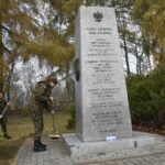 28.10.2021. Świętokrzyskie. Terytorialsi odwiedzają groby i miejsca pamięci / ŚBOT