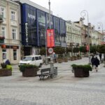 20.09.2021. Kielce. Ulica Sienkiewicza. Na zdjęciu: donice z kwiatami, które uniemożliwiają przejazd samochodów głównym deptakiem miasta / Anna Kwapisz / Radio Kielce