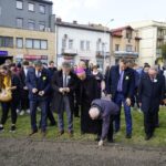 01.09.2021. Kielce. Kampania „Pola Nadziei”. Sadzenie cebulek żonkili na rabacie przy ulicy Warszawskiej w Kielcach / Sebastian Kalwat / Radio Kielce