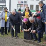 01.09.2021. Kielce. Kampania „Pola Nadziei”. Sadzenie cebulek żonkili na rabacie przy ulicy Warszawskiej w Kielcach. Na zdjęciu (od lewej): biskup Marian Florczyk, Kazimierz Mądzik - świętokrzyski kurator oświaty, Jarosław Karyś - przewodniczący Rady Miasta Kielce / Sebastian Kalwat / Radio Kielce