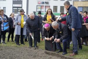 01.09.2021. Kielce. Kampania „Pola Nadziei”. Sadzenie cebulek żonkili na rabacie przy ulicy Warszawskiej w Kielcach. Na zdjęciu (od lewej): biskup Marian Florczyk, Kazimierz Mądzik - świętokrzyski kurator oświaty, Jarosław Karyś - przewodniczący Rady Miasta Kielce / Sebastian Kalwat / Radio Kielce