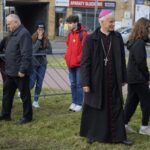 01.09.2021. Kielce. Kampania „Pola Nadziei”. Sadzenie cebulek żonkili na rabacie przy ulicy Warszawskiej w Kielcach. Na zdjęciu (w środku): biskup Marian Florczyk / Sebastian Kalwat / Radio Kielce