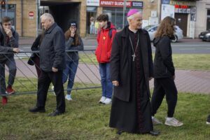 01.09.2021. Kielce. Kampania „Pola Nadziei”. Sadzenie cebulek żonkili na rabacie przy ulicy Warszawskiej w Kielcach. Na zdjęciu (w środku): biskup Marian Florczyk / Sebastian Kalwat / Radio Kielce