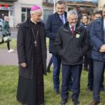 01.09.2021. Kielce. Kampania „Pola Nadziei”. Sadzenie cebulek żonkili na rabacie przy ulicy Warszawskiej w Kielcach. Na zdjęciu (od lewej): biskup Marian Florczyk, Kazimierz Mądzik - świętokrzyski kurator oświaty, Jarosław Karyś - przewodniczący Rady Miasta Kielce / Sebastian Kalwat / Radio Kielce