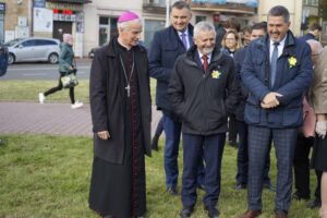 01.09.2021. Kielce. Kampania „Pola Nadziei”. Sadzenie cebulek żonkili na rabacie przy ulicy Warszawskiej w Kielcach. Na zdjęciu (od lewej): biskup Marian Florczyk, Kazimierz Mądzik - świętokrzyski kurator oświaty, Jarosław Karyś - przewodniczący Rady Miasta Kielce / Sebastian Kalwat / Radio Kielce