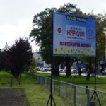 01.09.2021. Kielce. Kampania „Pola Nadziei”. Sadzenie cebulek żonkili na rabacie przy ulicy Warszawskiej w Kielcach / Sebastian Kalwat / Radio Kielce