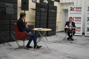 03.10.2021. Studio Polityczne Radia Kielce. Na zdjęciu (od lewej): Michał Kita - Radio Kielce, Andrzej Kryj - poseł PiS / Sebastian Kalwat / Radio Kielce