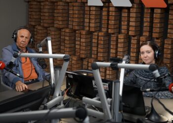 06.10.2021. Radio Kielce. Punkty Widzenia. Na zdjęciu (od lewej): doktor Jerzy Staszczyk - wojewódzki konsultant w dziedzinie epidemiologii, Iwana Murawska - dziennikarz Radia Kielce / Sebastian Kalwat / Radio Kielce
