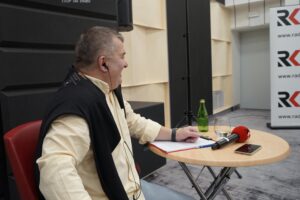 10.10.2021. Kielce. Studio Polityczne Radia Kielce. Na zdjęciu Radosław Podsiadły - dziennikarz Radia Kielce / Dionizy Krawczyński / Radio Kielce