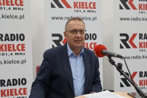 10.10.2021. Kielce. Studio Polityczne Radia Kielce. Na zdjęciu: Krzysztof Sławiński - Platforma Obywatelska / Dionizy Krawczyński / Radio Kielce