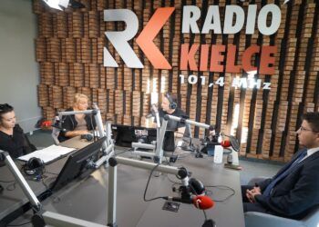 12.10.2021. Radio Kielce. Punkty Widzenia. Na zdjęciu (od lewej): Aneta Boroń - dyrektor wydziału gospodarki komunalnej i środowiska w kieleckim ratuszu, Anna Myślińska - radna miasta Kielce, Robert Szumielewicz - Radio Kielce, Marcin Stępniewski - radny miasta Kielce / Sebastian Kalwat / Radio Kielce