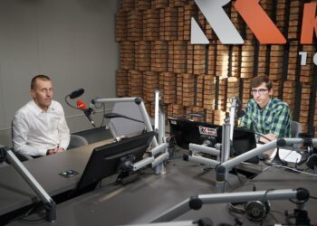 21.10.2021. Radio Kielce. Punkty Widzenia. Na zdjęciu (od lewej): Michał Góźdź - dyrektor marketingu spółki zarządzającej Galerią Korona, Michał Kita - Radio Kielce / Sebastian Kalwat / Radio Kielce