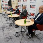 31.10.2021. Studio Polityczne Radia Kielce. Na zdjęciu (od lewej): Krzysztof Lipiec - prezes świętokrzyskich struktur PiS, Marcin Piwnik - starosta sandomierski, Michał Piasecki - Platforma Obywatelska - Koalicja Obywatelska, Sławomir Szarek - Konfederacja Ruch Narodowy i Jacek Skórski - Nowa Lewica / Piotr Kwaśniewski / Radio Kielce