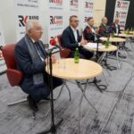 31.10.2021. Studio Polityczne Radia Kielce. Na zdjęciu (od lewej): Krzysztof Lipiec - prezes świętokrzyskich struktur PiS, Marcin Piwnik - starosta sandomierski, Michał Piasecki - Platforma Obywatelska - Koalicja Obywatelska, Sławomir Szarek - Konfederacja Ruch Narodowy i Jacek Skórski - Nowa Lewica / Piotr Kwaśniewski / Radio Kielce