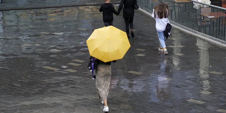 pogoda, deszcz, ulewa, parasol, parasolka / Radio Kielce