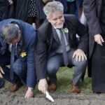 01.09.2021. Kielce. Kampania „Pola Nadziei”. Sadzenie cebulek żonkili na rabacie przy ulicy Warszawskiej w Kielcach. Na zdjęciu (od lewej): Jarosław Karyś - przewodniczący Rady Miasta Kielce, Krzysztof Słoń - senator PiS / Sebastian Kalwat / Radio Kielce