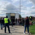 Funkcjonariusze przy zatrzymanym samochodzie / KAS w Łodzi